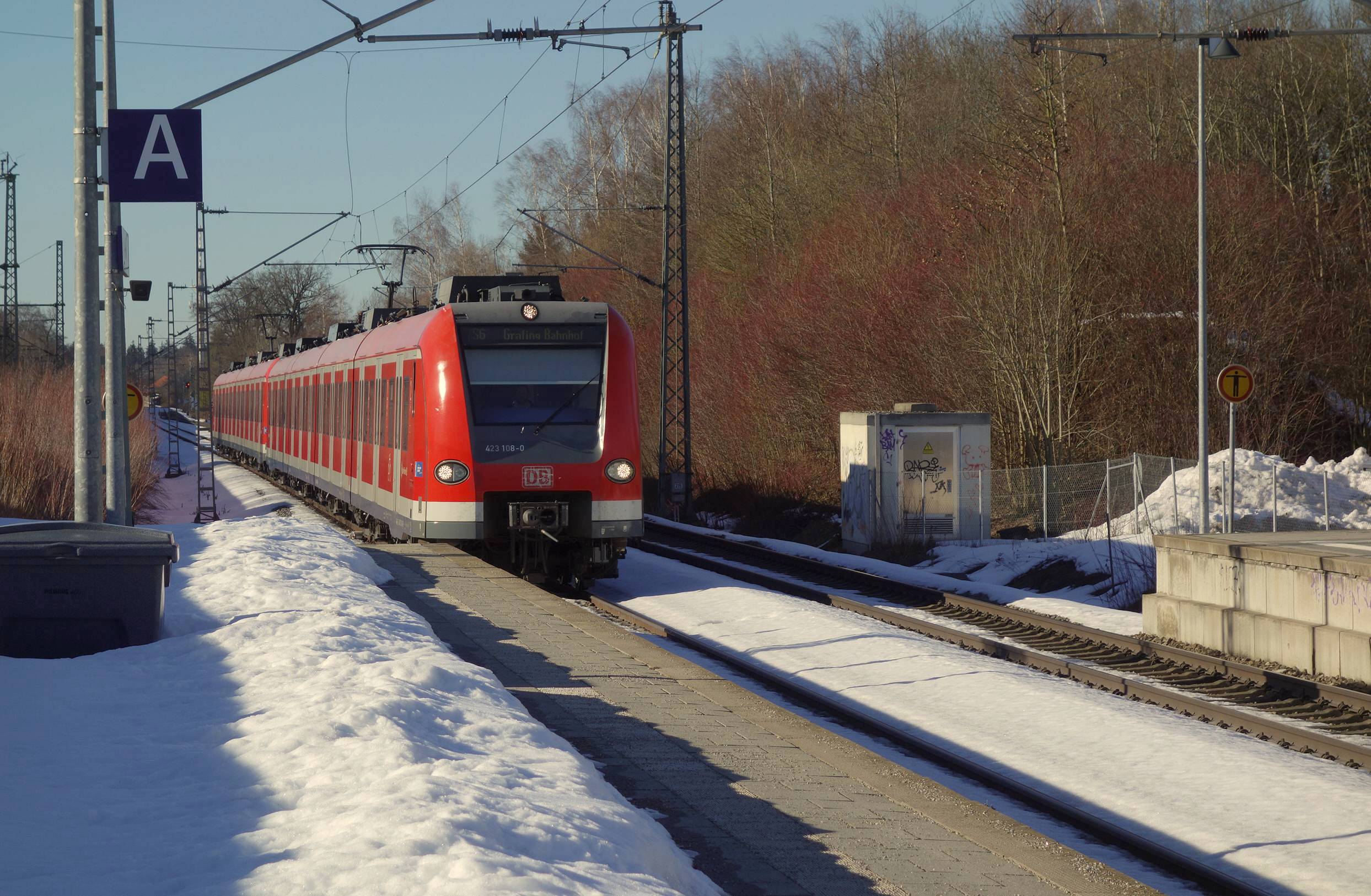 S-Bahn bei der Einfahrt in den Bahnhof Kirchseeon